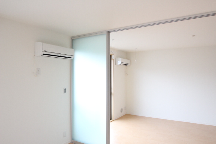 Other room space. South side room! ! It is open and open the sliding door! 