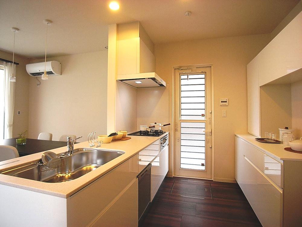 Kitchen.  [10 Building: Kitchen] Because there is a cupboard of equipped, Okemasu clean and closed and kitchen supplies and food products (August 2013) Shooting