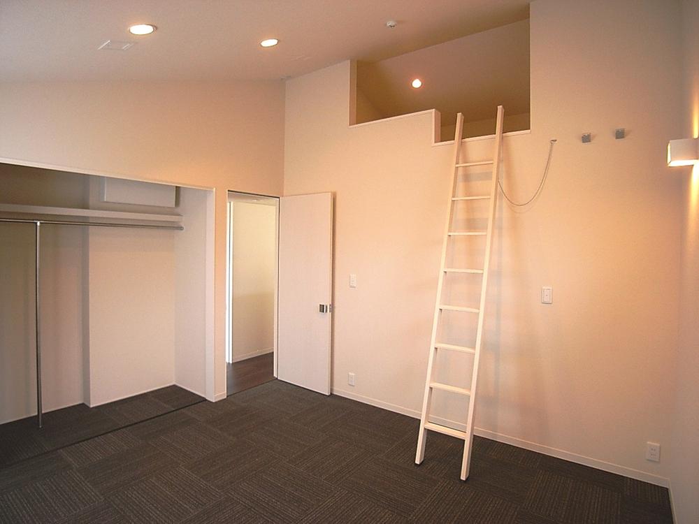 Non-living room.  [10 Building: the bedroom] Bedroom with a loft with a storage capacity. Also memories of the increase along with the growth family, We put firmly closed to the loft (August 2013) Shooting