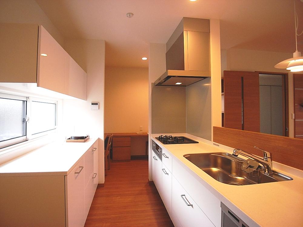 Kitchen.  [Building 2: Kitchen] Spacious kitchen space. Your hand in cooking, Sink before the partition that will little blindfold is also happy part (August 2013) Shooting