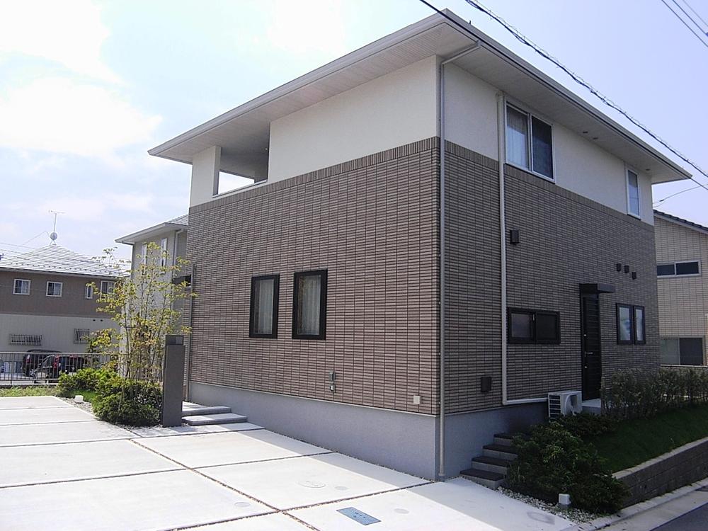 Local appearance photo.  [Building 2: Appearance] Since the Building 2 of Nantei can not see your garden or interior from the road side, You can family of privacy cherish (August 2013) Shooting