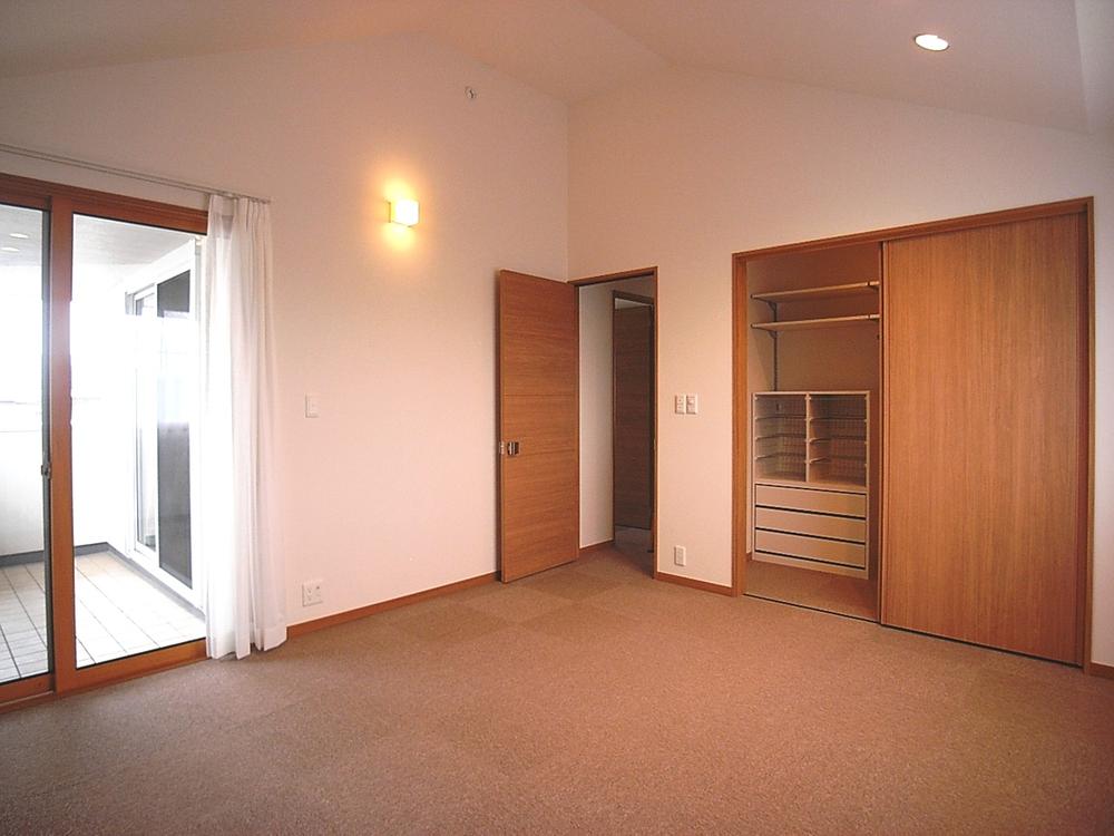 Non-living room.  [Building 2: Bedroom] Since the husband and wife in the bedroom there are plenty of storage, Storage of clothes mama is also safe (August 2013) Shooting