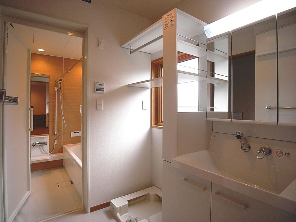 Wash basin, toilet.  [Building 2: washroom / bathroom] There is a washroom in the conductors to which followed from the kitchen. Because there is a cupboard equipped, Also it can be stored and refreshing towel (August 2013) Shooting