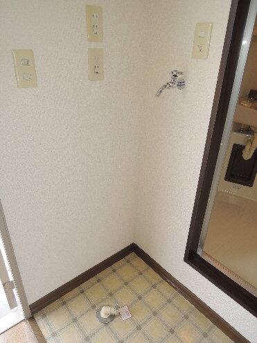 Other room space. Washing machine in here.!