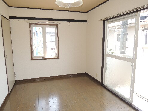 Living and room. With bay window! !