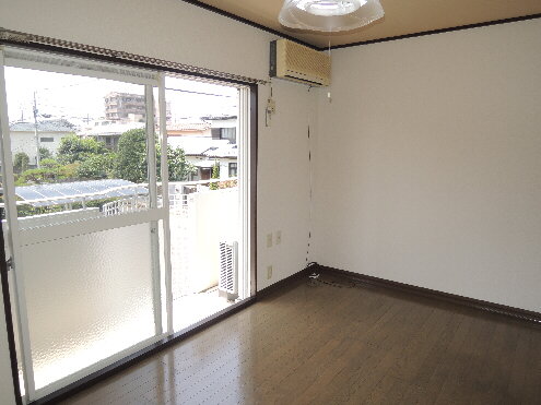 Living and room. It is the state of Western-style!