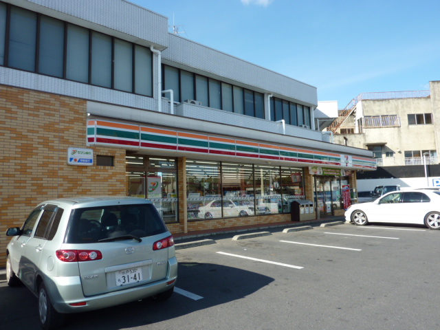 Convenience store. Seven-Eleven Mito Suehirocho store (convenience store) to 794m