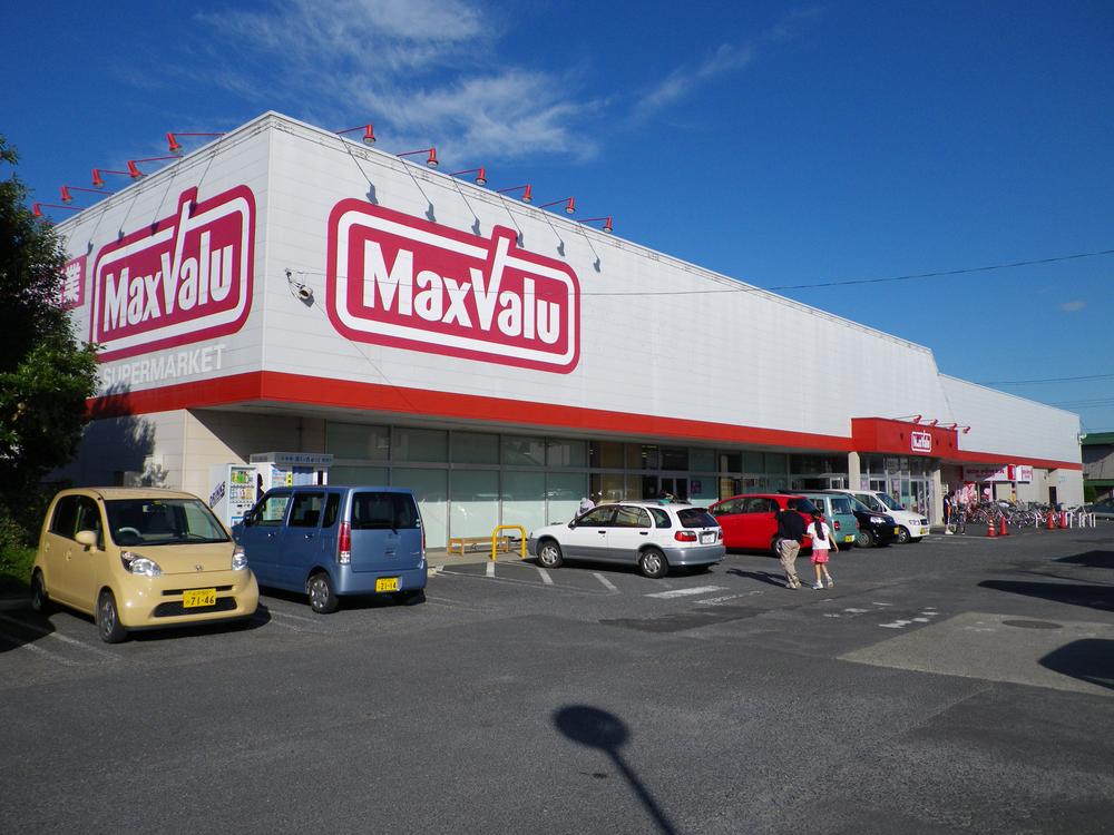 Shopping centre. Until Maxvalu 900m