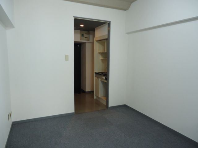 Living and room. 6 Pledge of rooms. It is just a good size to single people. 