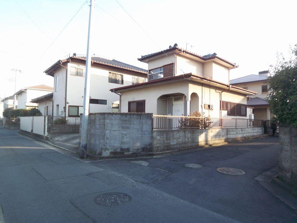 Local photos, including front road. Local (March 2012) shooting