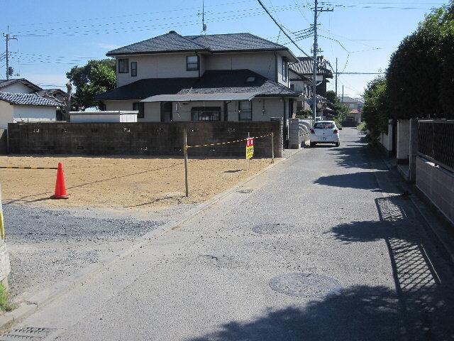 Local photos, including front road. Local (August 2012) shooting