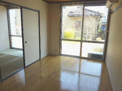 Living and room. Western-style room and a Japanese-style room of collaboration! 