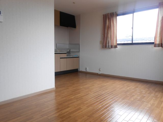 Living and room. Very bright LDK have windows two sides. 