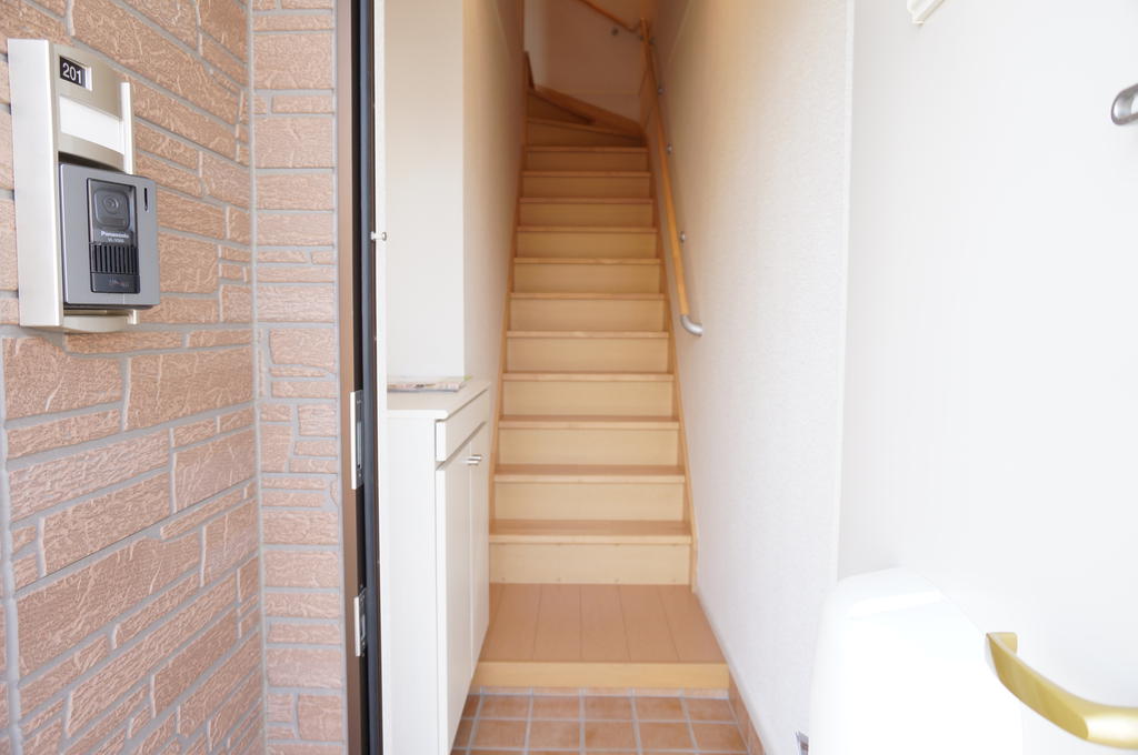 Entrance. Entrance! Shoe box there! Fashionable Staircase