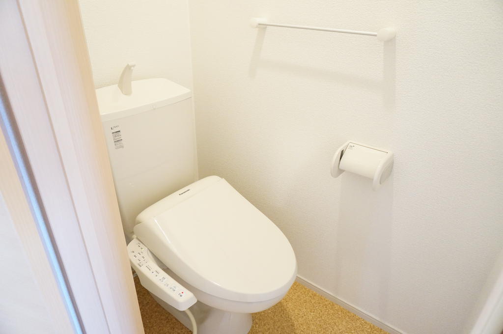 Toilet. Warm water washing heating toilet seat! Stylish storage rack with the back! 