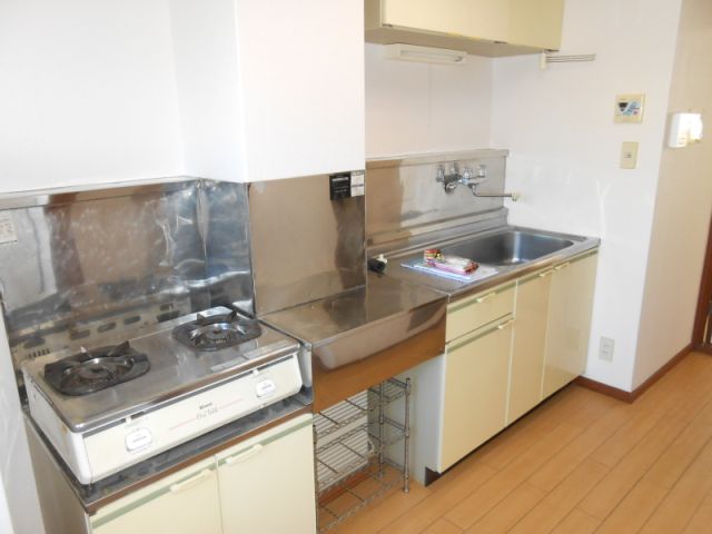 Kitchen. Spacious kitchen space. I heard Ease dishes.