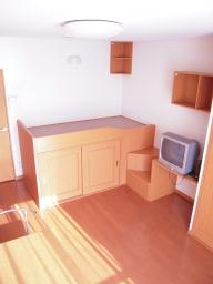 Living and room. Convenient furnished property