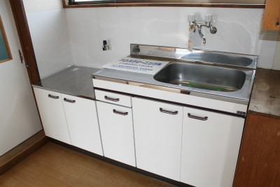 Kitchen. Two-burner stove can be installed. 