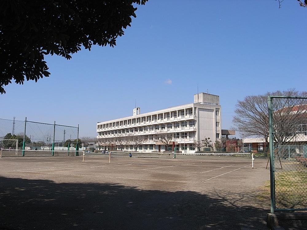 Junior high school. 2106m up to junior high school Mito Tateishi River