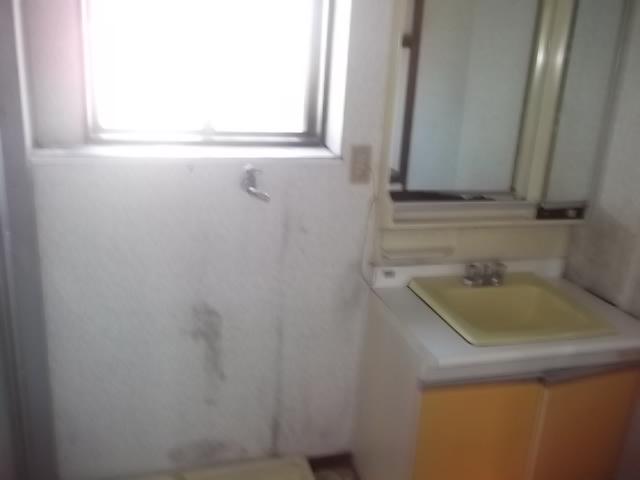 Wash basin, toilet. Indoor (11 May 2013) Shooting, 6LDK Building (1980 built)