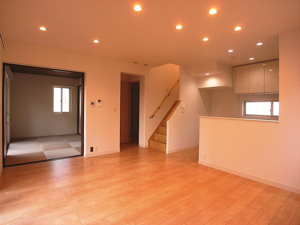 Living.  [A-4 Building] There is a Japanese-style room is next to the spacious living room. Or use as a drawing room at the time of visitor, Or a handy 1 room to take advantage when the parents are stayed. Indoor (12 May 2013) Shooting