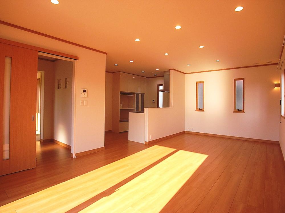 Living.  [A-10 Building] A spacious living room and open the front door. Bathed in warm sunshine during the day, It is a space where families gather. Indoor (12 May 2013) Shooting