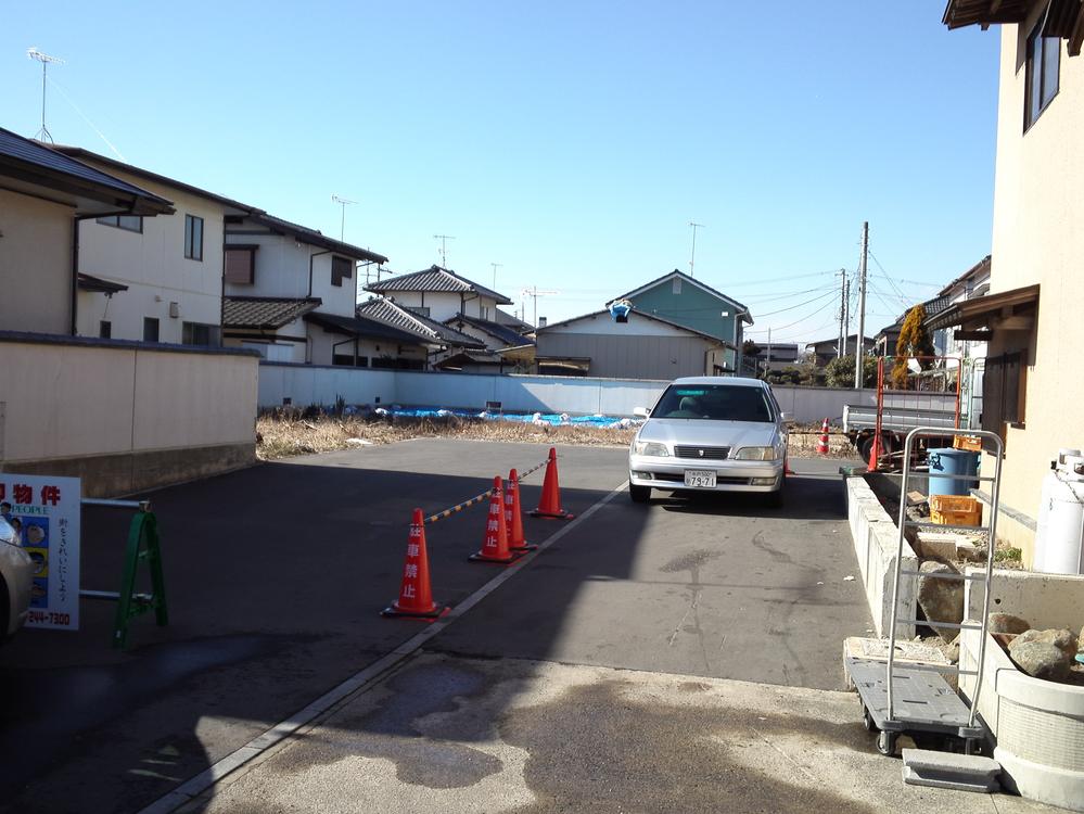 Local photos, including front road. Local (January 2012) shooting