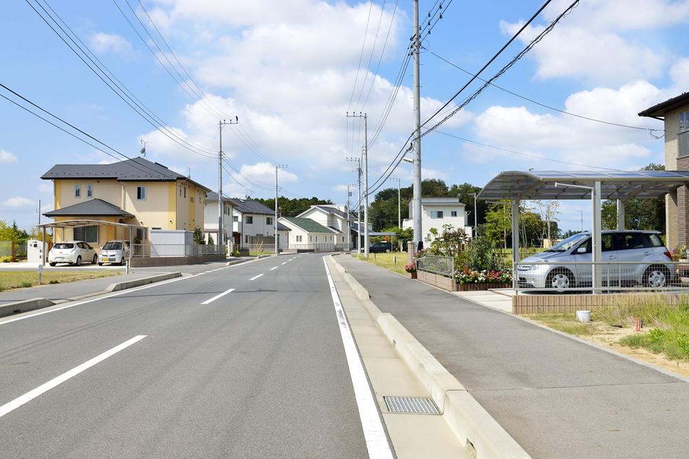 Local photos, including front road. Local shooting (August 2013 shooting) wide residential land facing the front of the road you can achieve affluent life.