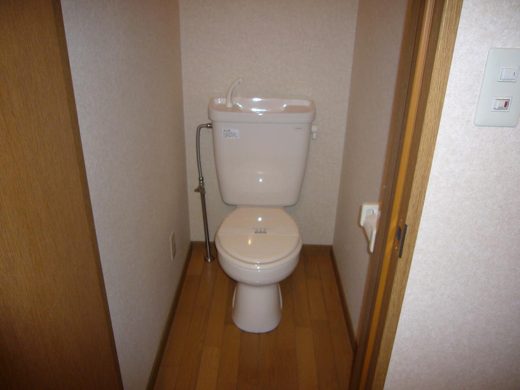 Toilet. Of course, bus ・ It is another toilet!