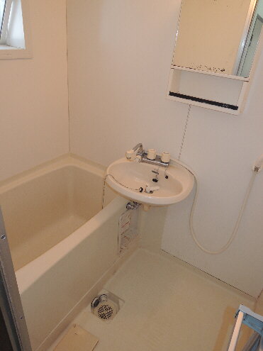 Bath. Wash basin is located in the bathroom!
