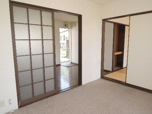 Living and room. You can navigate the Japanese-style room! !