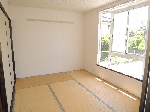 Other room space. I am happy and there is also a Japanese-style room!