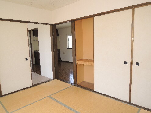 Receipt. Storage is located in the Japanese-style room!