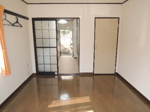 Living and room. Privilege small window with a corner room!