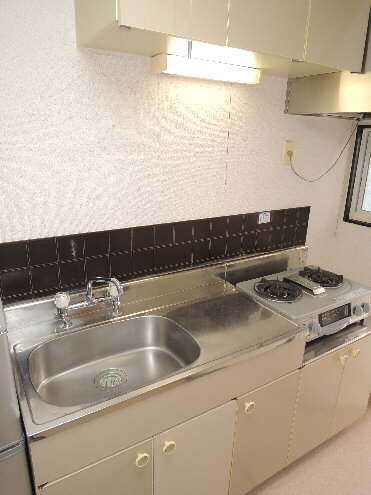 Kitchen. Stove is put already! !