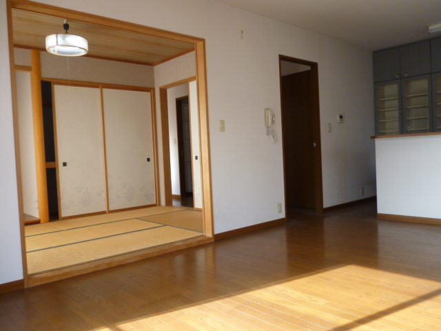 Living and room. Per yang good LDK Japanese-style room
