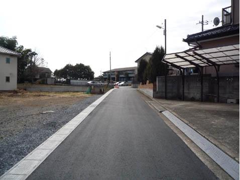 Local photos, including front road. Traffic volume is also rather less.