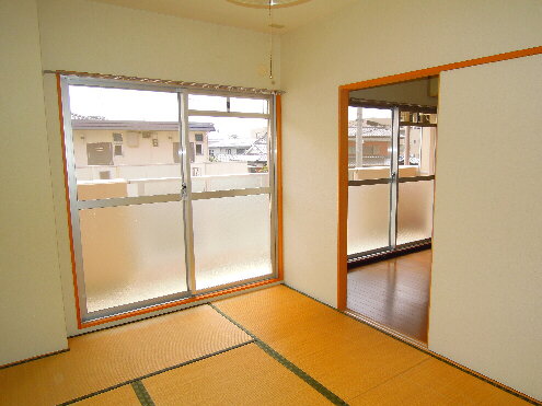 Other room space. State of living next to Japanese-style room! 