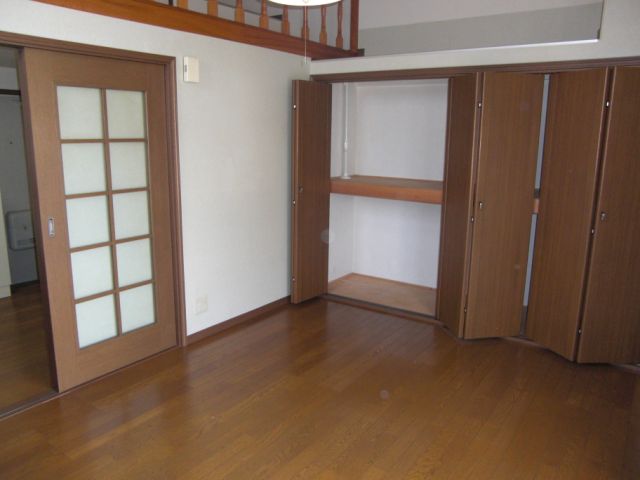 Living and room. Pat storage