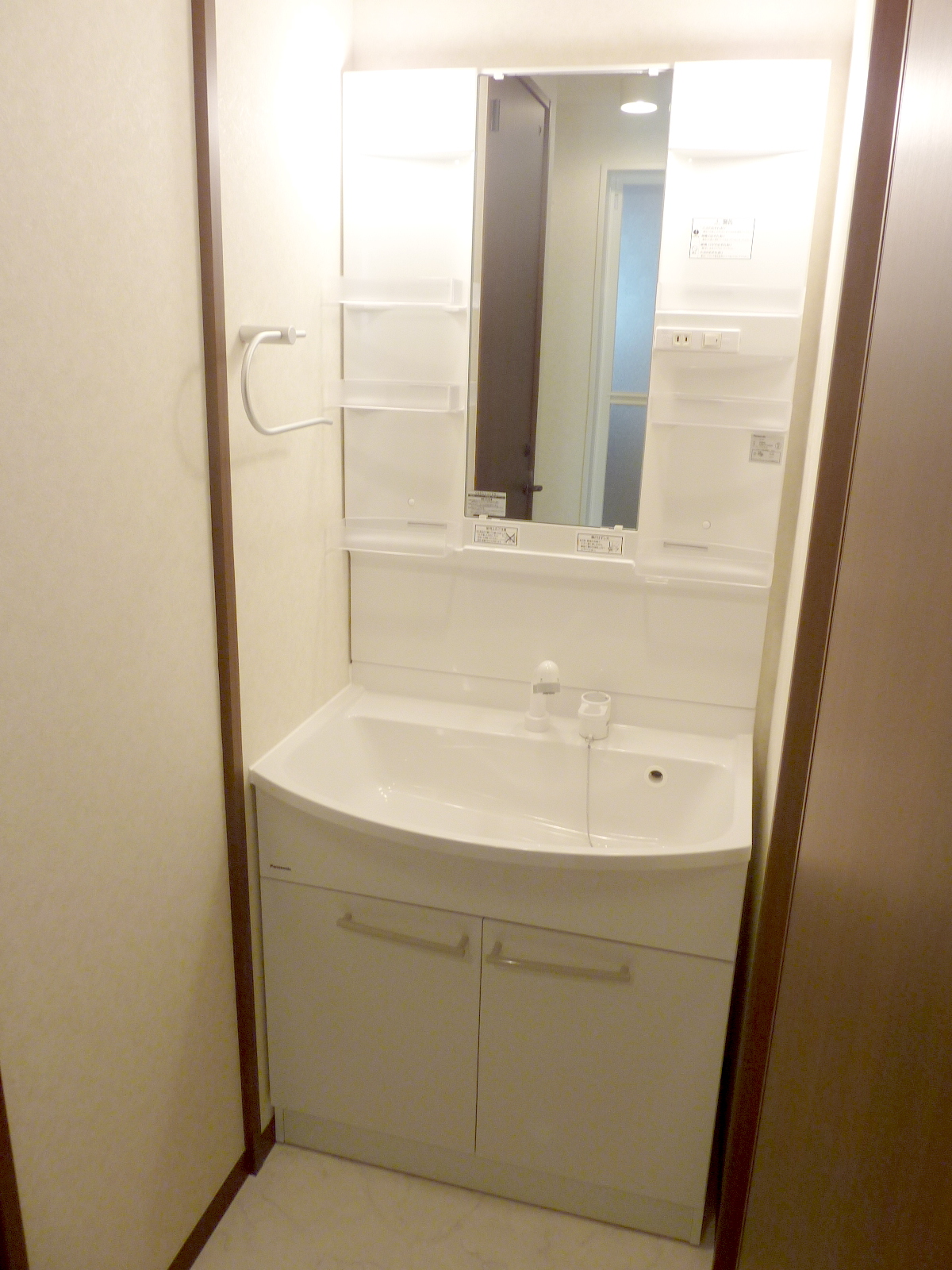 Washroom. Independent washroom! It comes with shampoo dresser! 