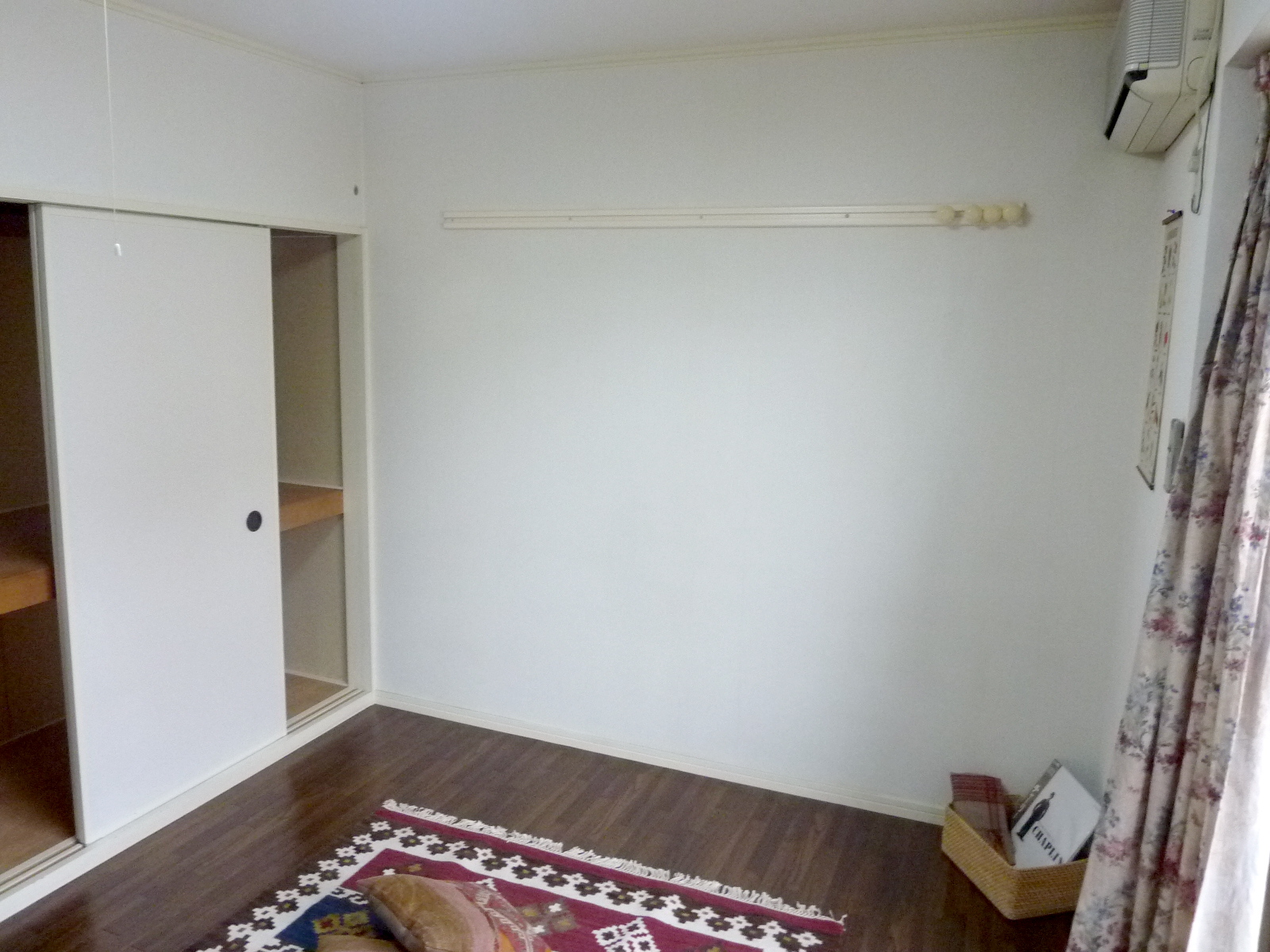 Living and room. Sunny room! Daytime lighting No need!