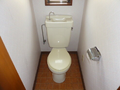 Toilet. Bright toilet there is a window ☆
