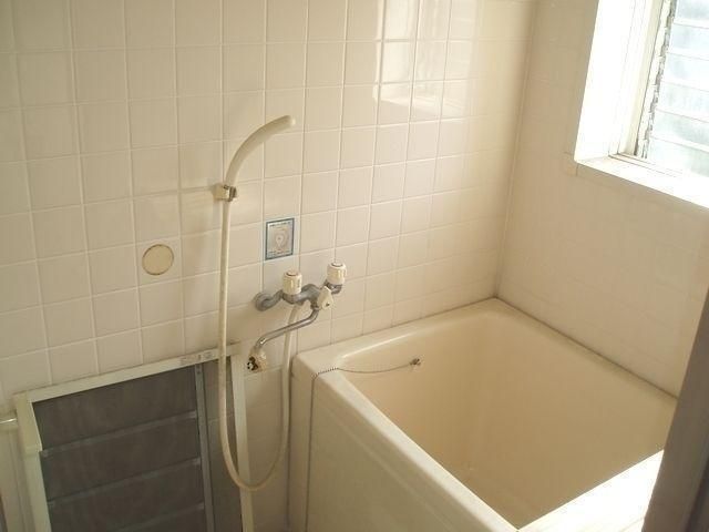 Bath. Bathroom with a window that can be ventilated