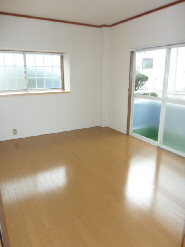 Living and room. Lighting because there is a window on two sides ・ Ventilation both good