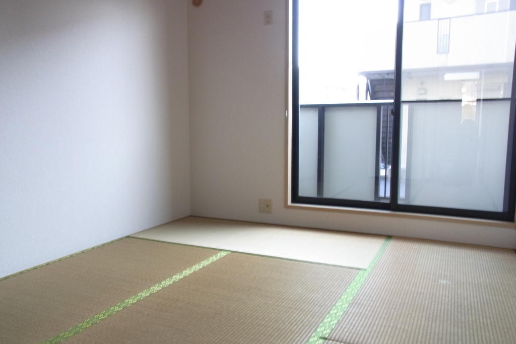 Living and room. It calm and there is a Japanese-style room.