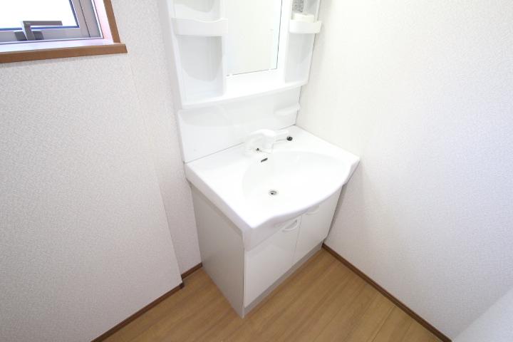 Wash basin, toilet. Indoor (12 May 2013) Shooting