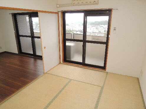 Other room space. Japanese-style room is living next door! 