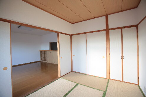 Other room space. Japanese-style room. It has led to the living room