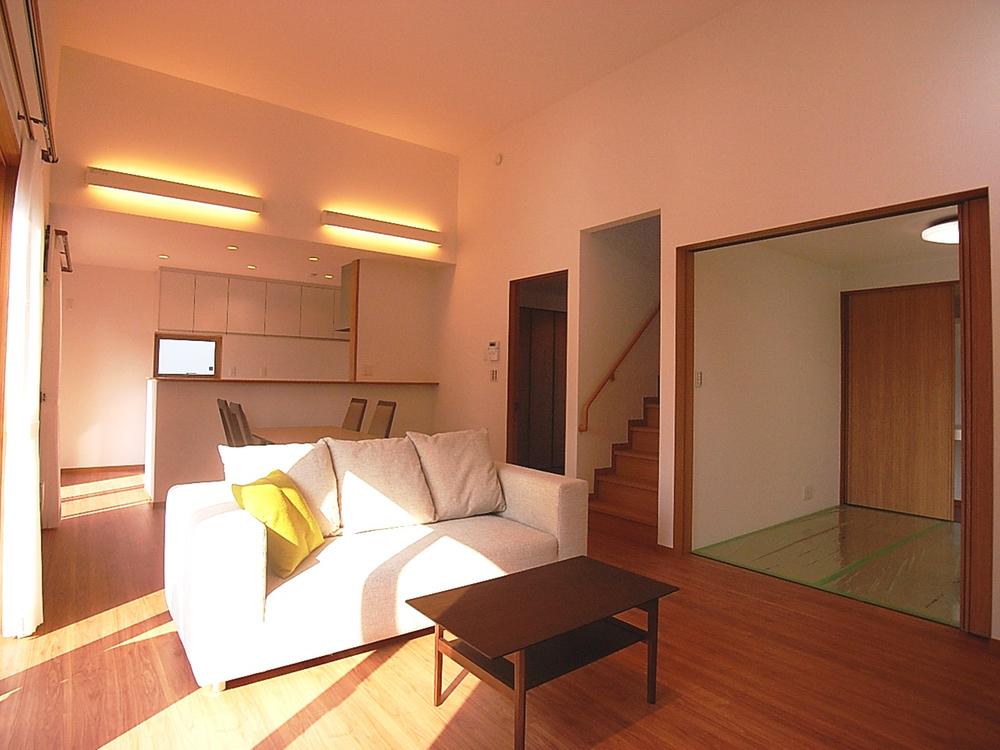 Living.  [A-50: Living] Gather the living room of 18 tatami mats size of the family. Since both Japanese-style room has led to flat, Is a convenient 1 room at the time of sudden visitor. Indoor (11 May 2013) Shooting