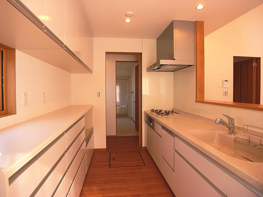 Kitchen.  [A-50: Kitchen] Since the cupboard and the cupboard equipped are marked, You can also clean and storage, such as food products and immediately use kitchenware. Indoor (11 May 2013) Shooting
